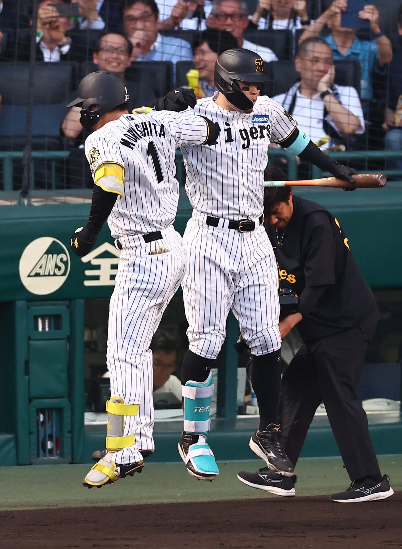 本塁打を放った森下翔太は佐藤輝明と喜び合う（2025年5月撮影）