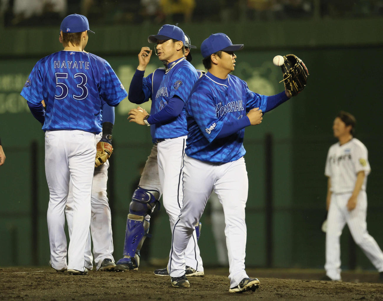 27日阪神戦の11回、無死満塁で降板するDeNA山崎康晃（右）