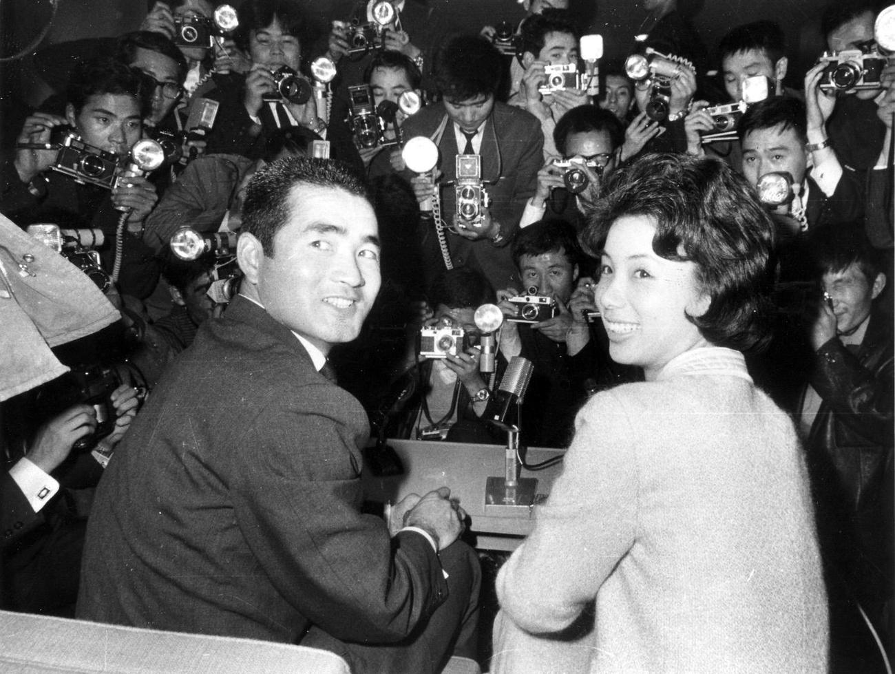 生涯の伴侶となる亜希子さんを記者団に発表する長嶋茂雄さん（1964年11月撮影）