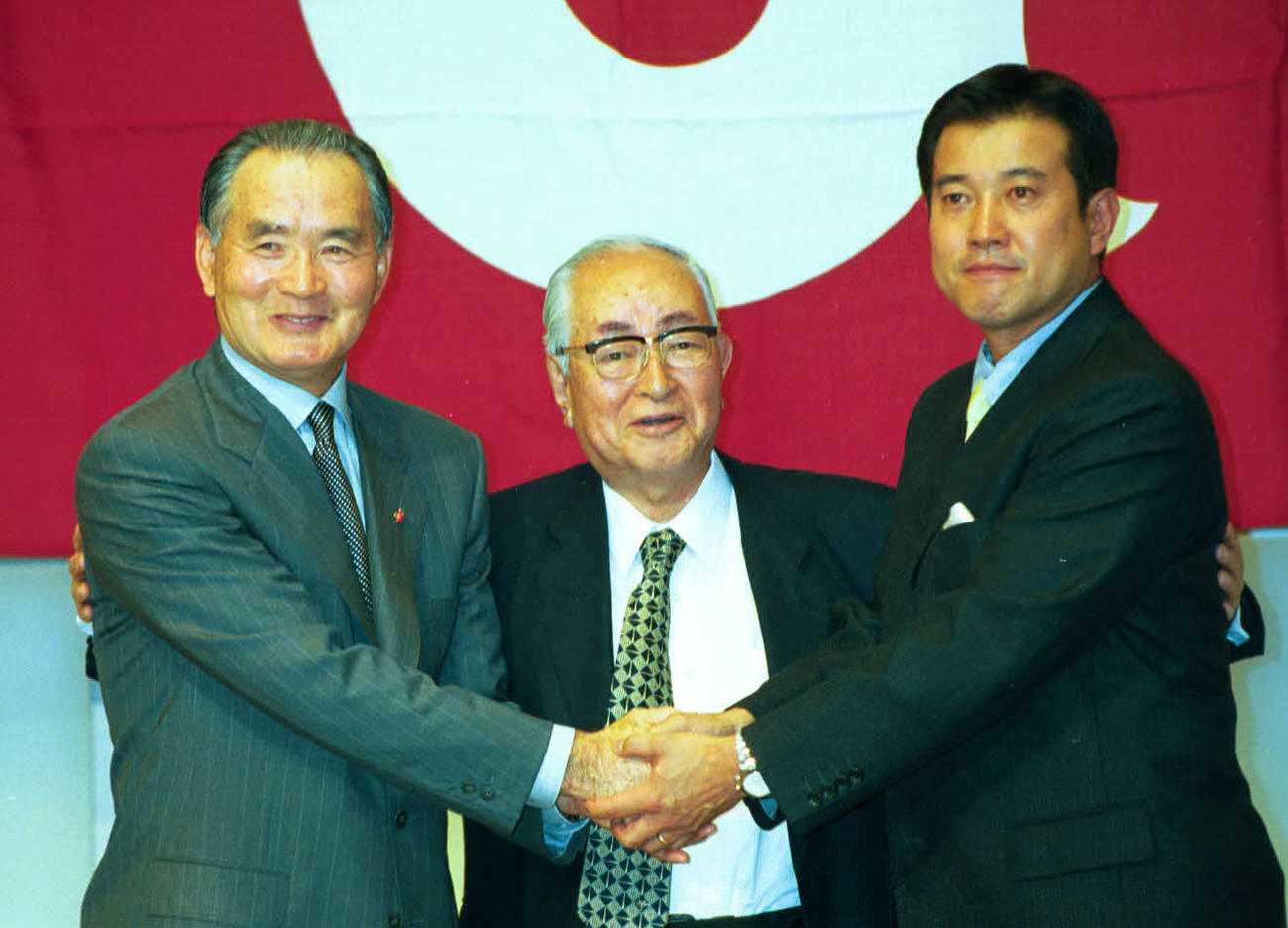 長嶋茂雄監督退任会見で握手する左から長嶋監督、渡辺恒雄オーナー、新監督になる原辰徳ヘッドコーチ（2001年9月28日撮影）
