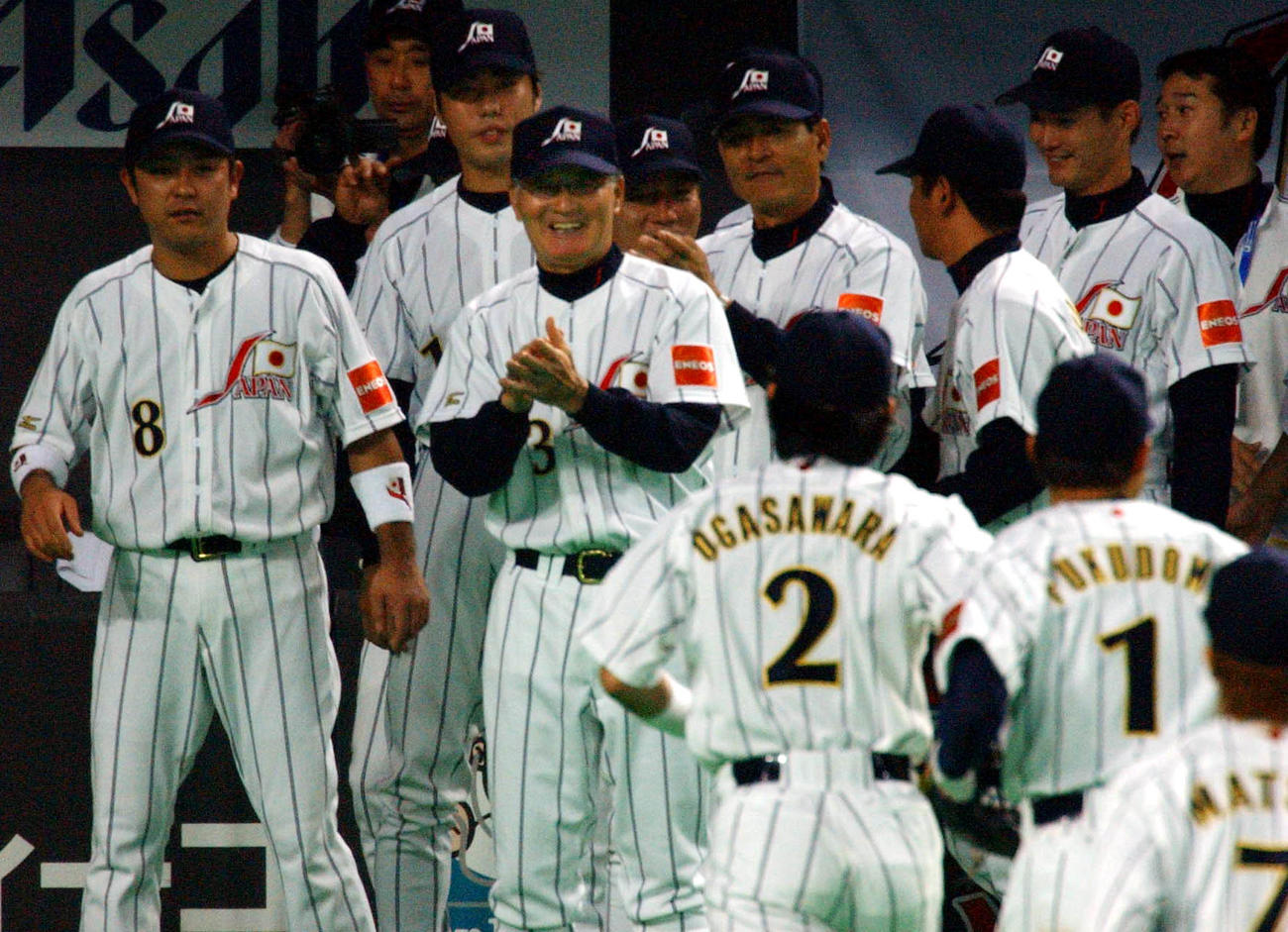 03年11月6日　アジア野球選手権・決勝リーグ　日本対台湾　台湾を完封勝ちで下した全日本チームの長嶋茂雄監督は試合後ベンチ前に立ち笑顔で日本ナインを出迎えた