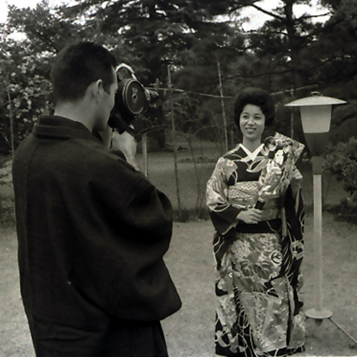 結婚を目前に控え、亜希子さんをビデオカメラで撮影する長嶋茂雄さん（1964年12月撮影）