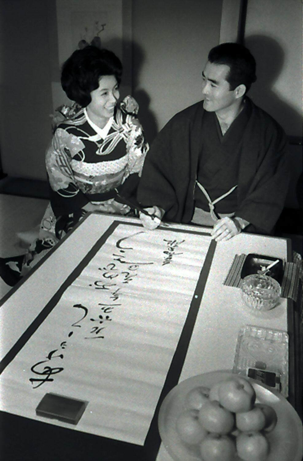 結婚を目前に控え互いに見つめあいながら書初めに挑戦する長嶋茂雄さんと亜希子さん（1964年12月撮影）