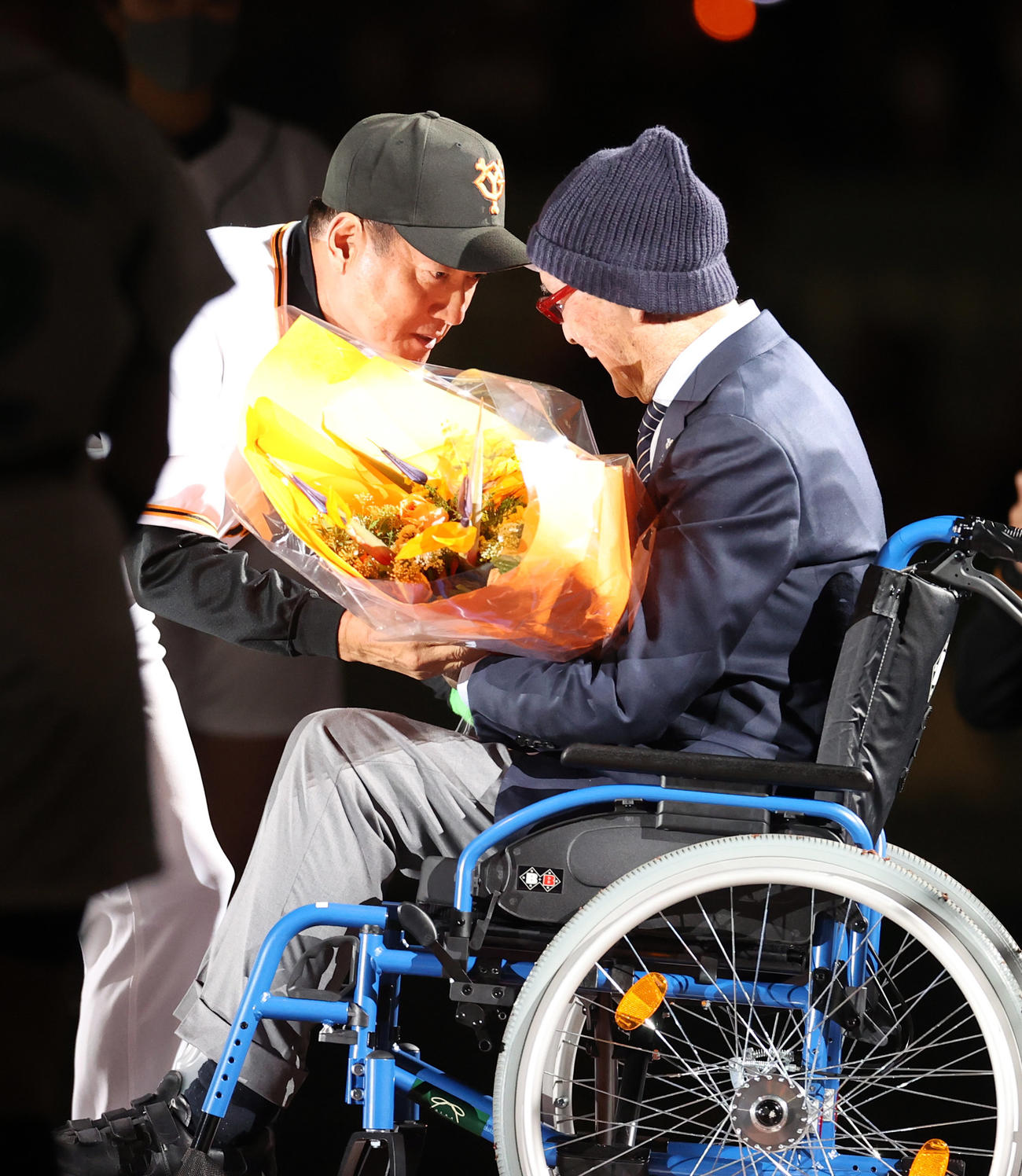 文化勲章受章セレモニーで原監督（左）から花束を受け取る長嶋終身名誉監督（2022年3月撮影）