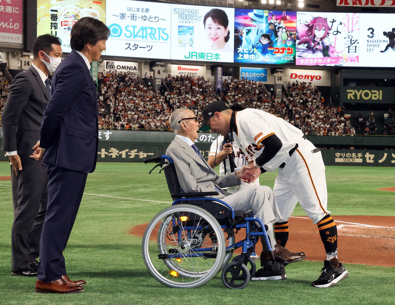 長嶋茂雄終身名誉監督と話をする巨人阿部慎之助監督（球団提供＝2024年5月3日撮影）