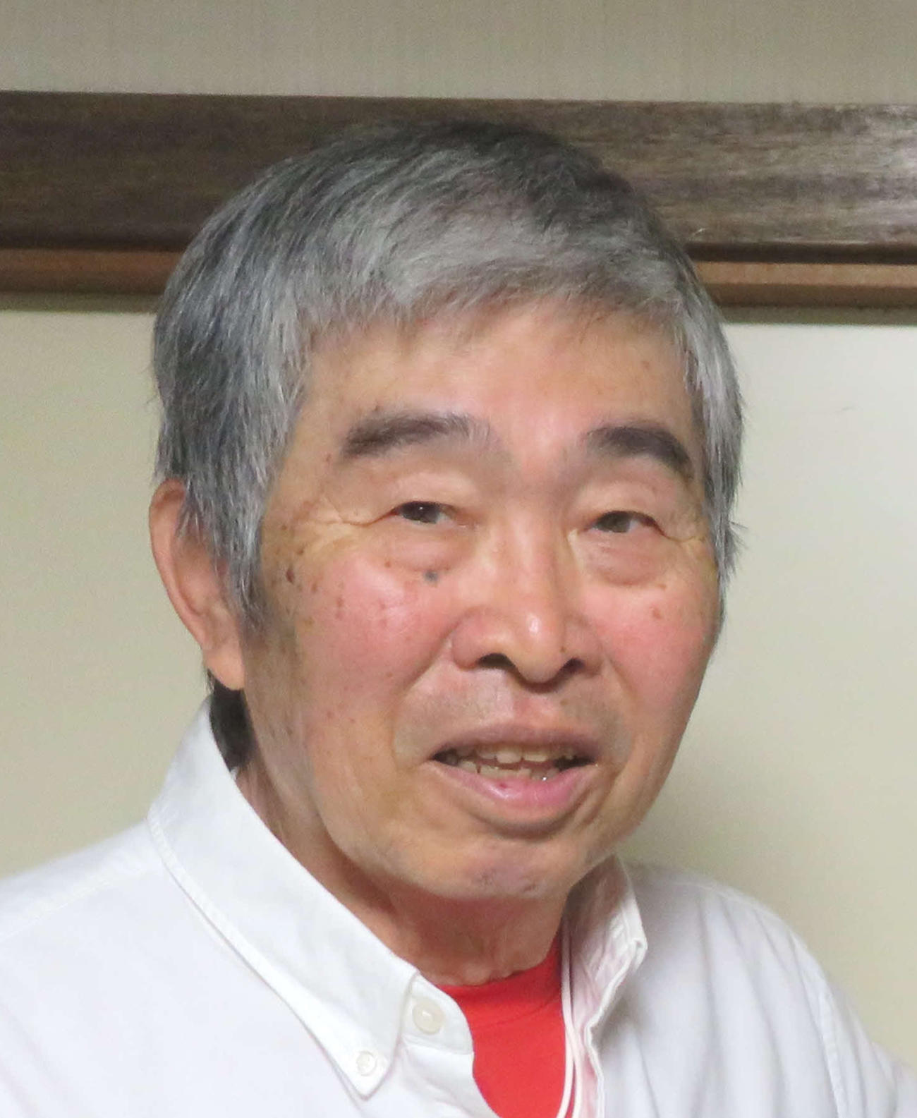 DeNA三浦大輔監督（右）の肩に優しく手を置く元大洋（現DeNA）の選手だった小谷正勝氏＝2020年12月14日（登録日）