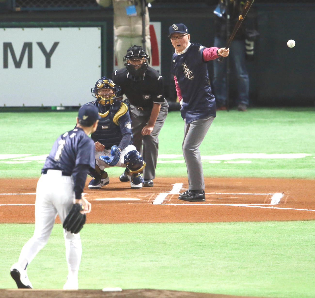 16年1月、名球会ベースボールフェスティバルでソフトバンク王球団会長の4球目を力強いスイングで打ち返した長嶋茂雄氏