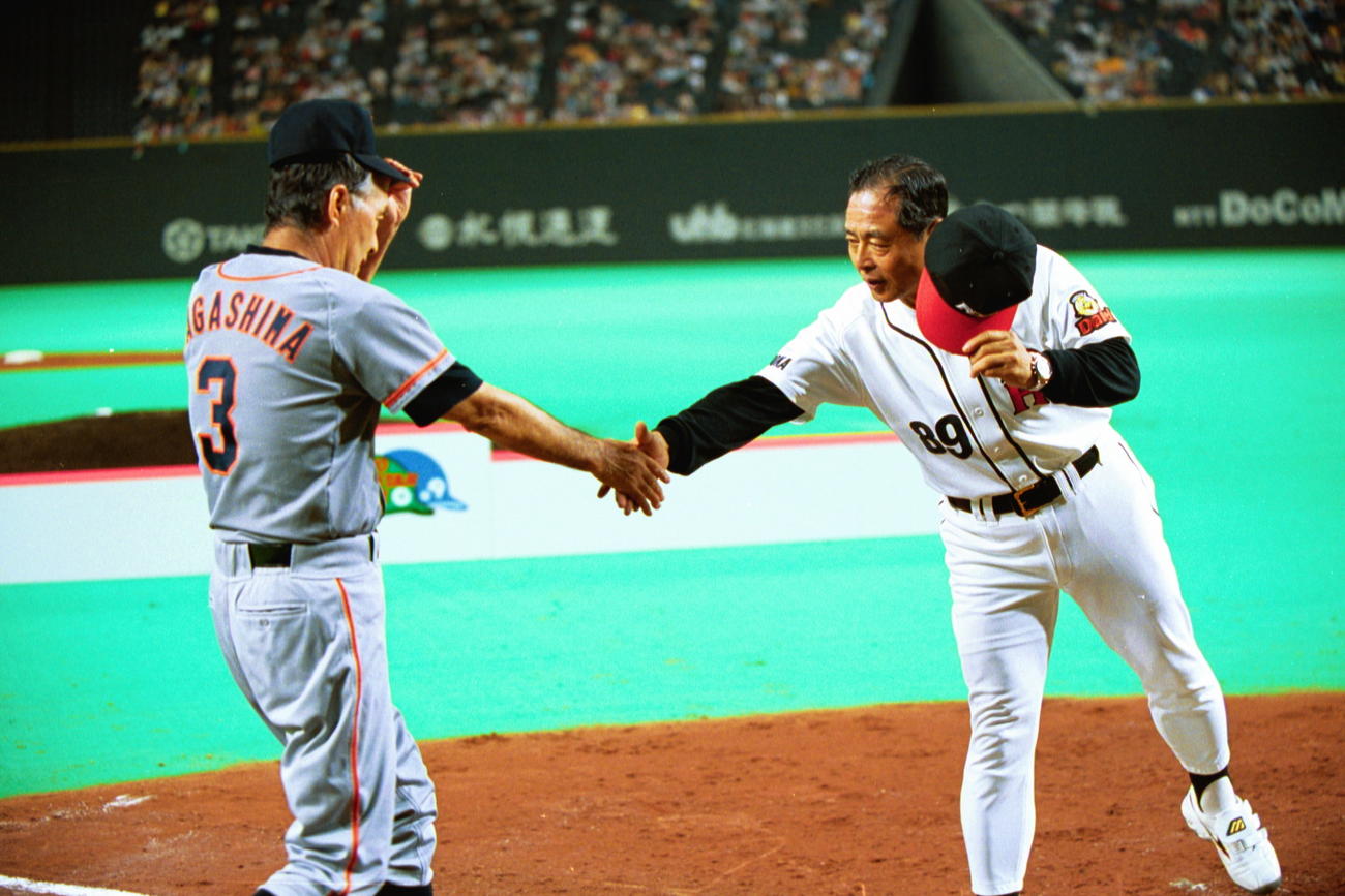 2001年　オールスター第3戦で長嶋茂雄監督（左）と王貞治監督が握手