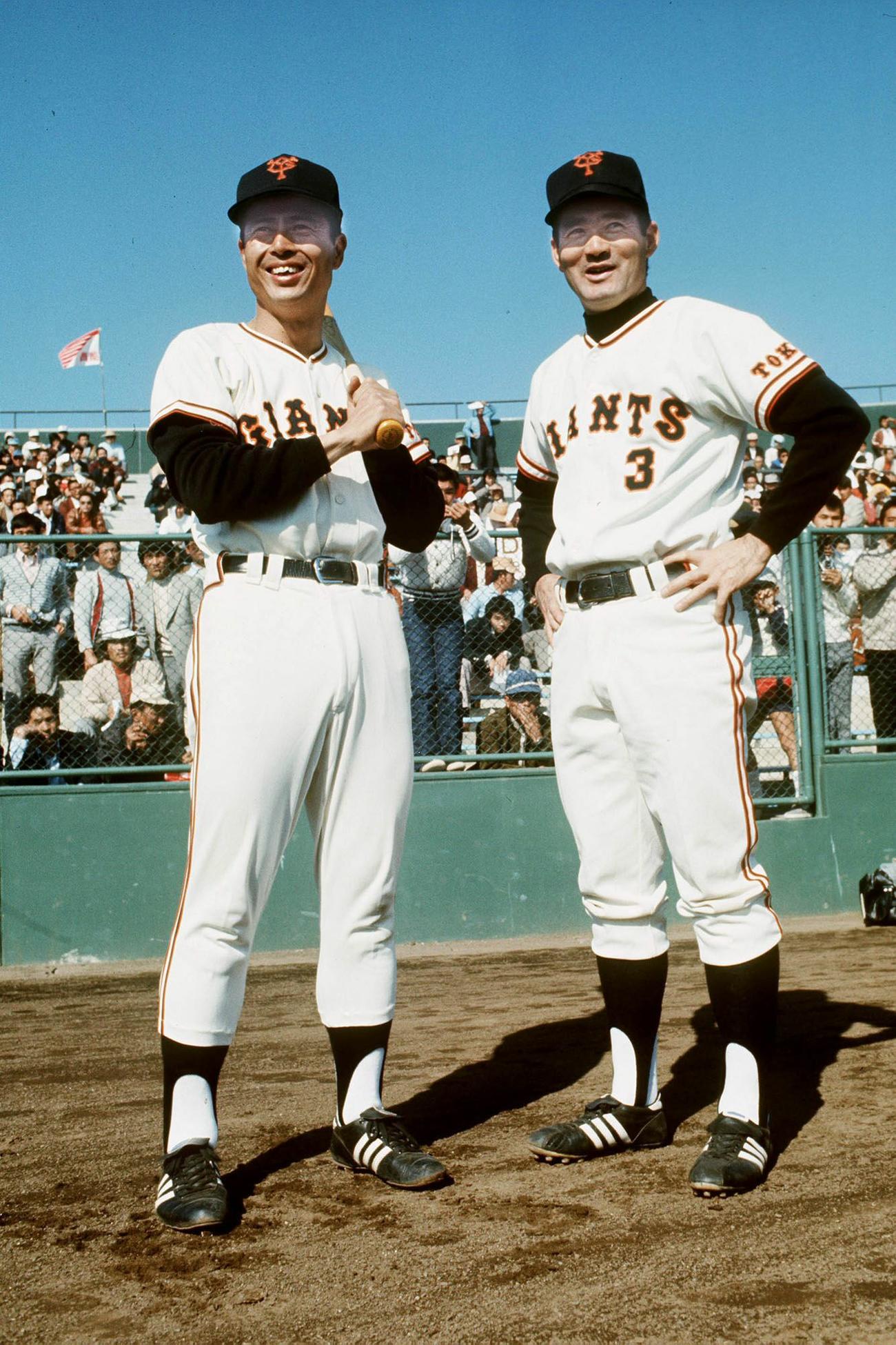1974年、オープン戦の試合前、記念撮影する王貞治（左）と長嶋茂雄新監督