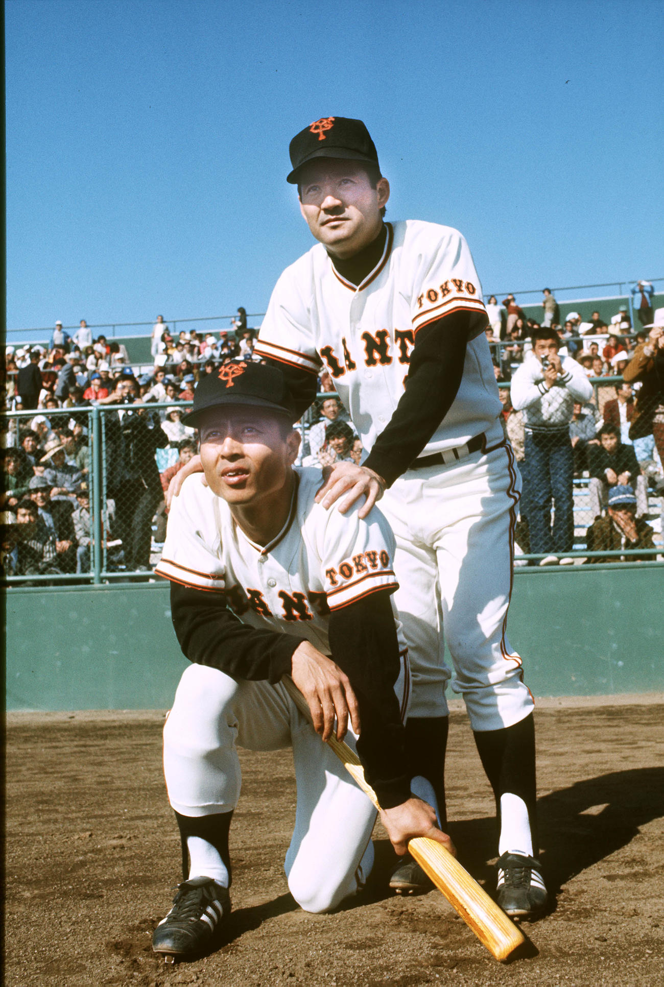 1974年、オープン戦の試合前、記念撮影する王貞治（左）と長嶋茂雄新監督