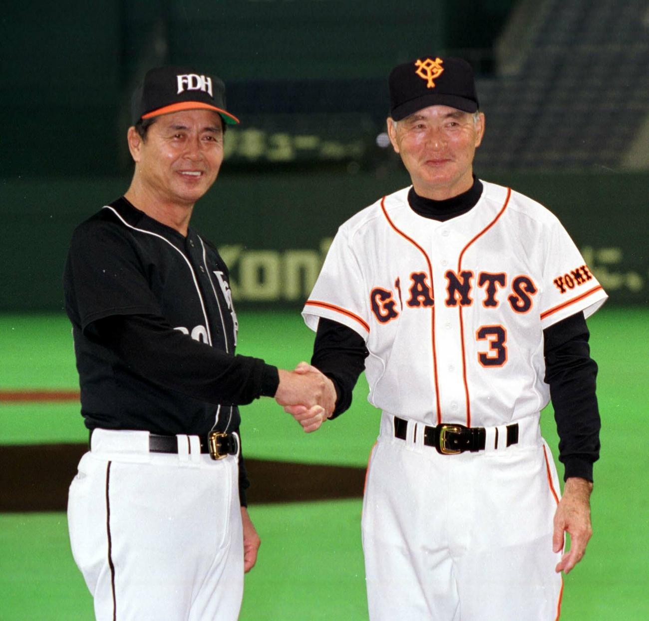 00年10月、日本シリーズを前に東京ドームで握手を交わすダイエー王監督（左）と巨人長嶋監督