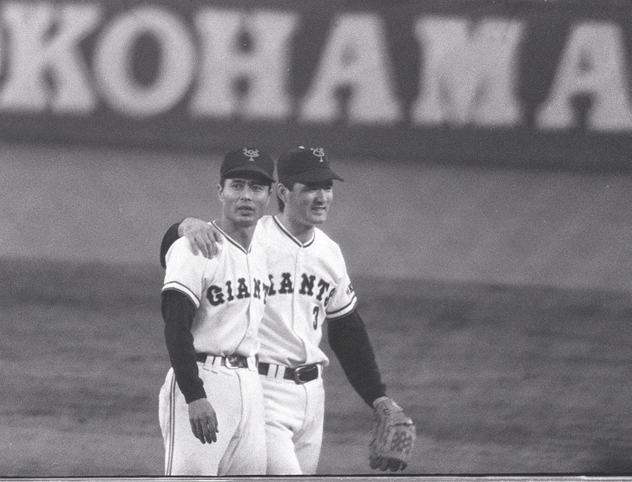 現役最後の試合を終えて長嶋茂雄さん（右）と肩を抱き合う王貞治（74年10月14日撮影）
