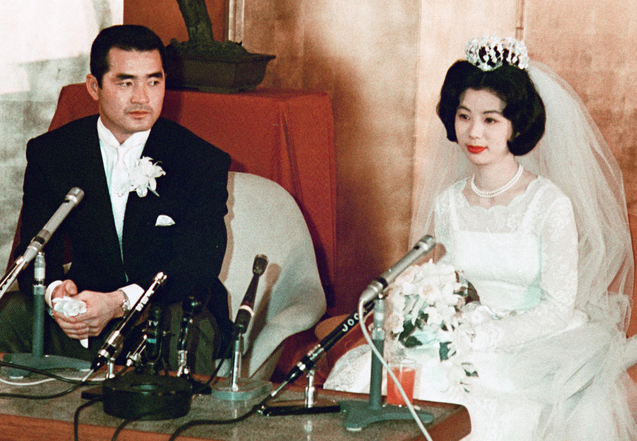 1965年1月、結婚式を終え記者会見する長嶋茂雄さんと亜希子さん（共同）