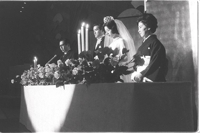 結婚披露宴での長嶋茂雄さん（左）と亜希子夫人（1965年1月撮影）