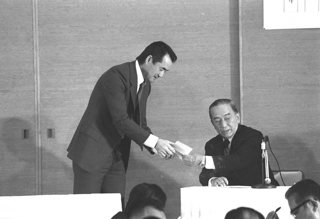 ドラフトで篠塚利夫を指名した長嶋茂雄監督（1975年12月撮影）