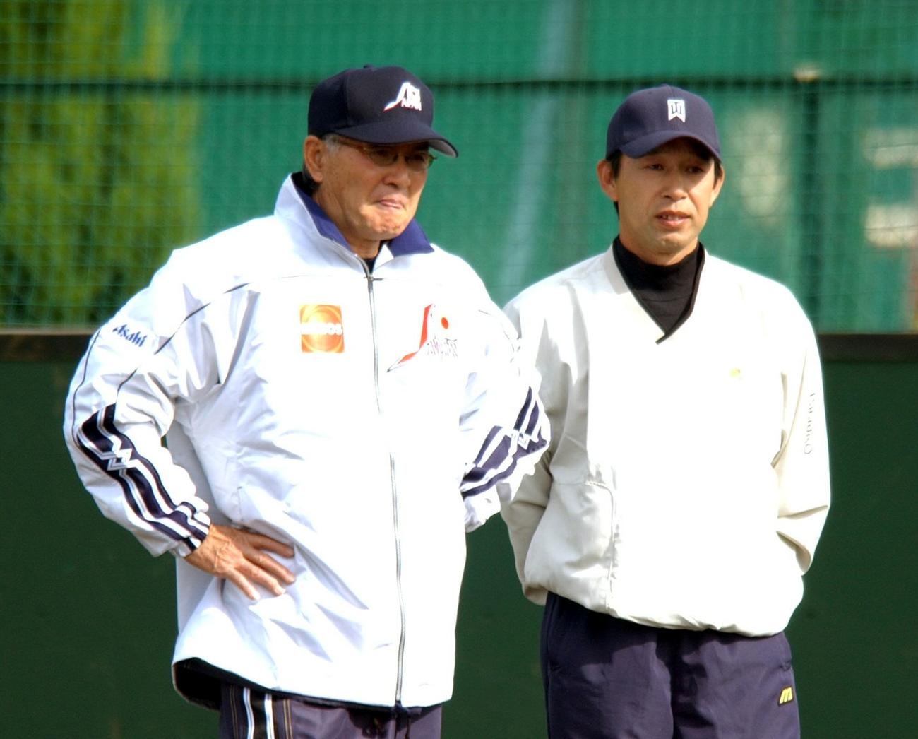 アテネ五輪予選日本代表合同自主トレ　練習初日、長嶋茂雄監督は元巨人コーチの篠塚和典氏と話し込む（2003年10月撮影）