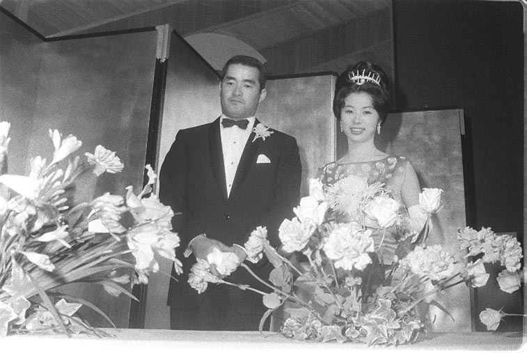 結婚披露宴での長嶋茂雄さん（左）と亜希子夫人（1965年1月撮影）