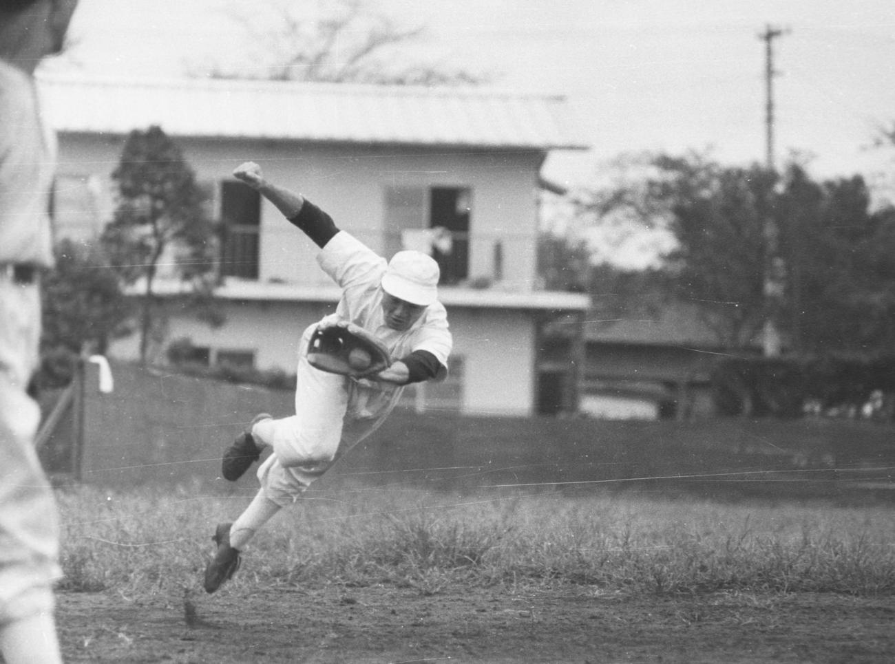 最後のシーズンを前に、2連覇へ向け守備練習でも軽快な身のこなしの立大・長嶋茂雄三塁手