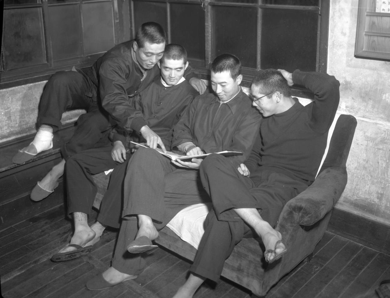 優勝の行方左右する早法3回戦を占う立大主力選手。左から4年保坂幸永捕手、2年長嶋茂雄三塁手、4年大沢昌芳外野手、2年杉浦忠投手