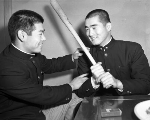 大事な早立戦を前にお互い自信を秘めながら語り合う立大・長嶋茂雄と早大・森徹
