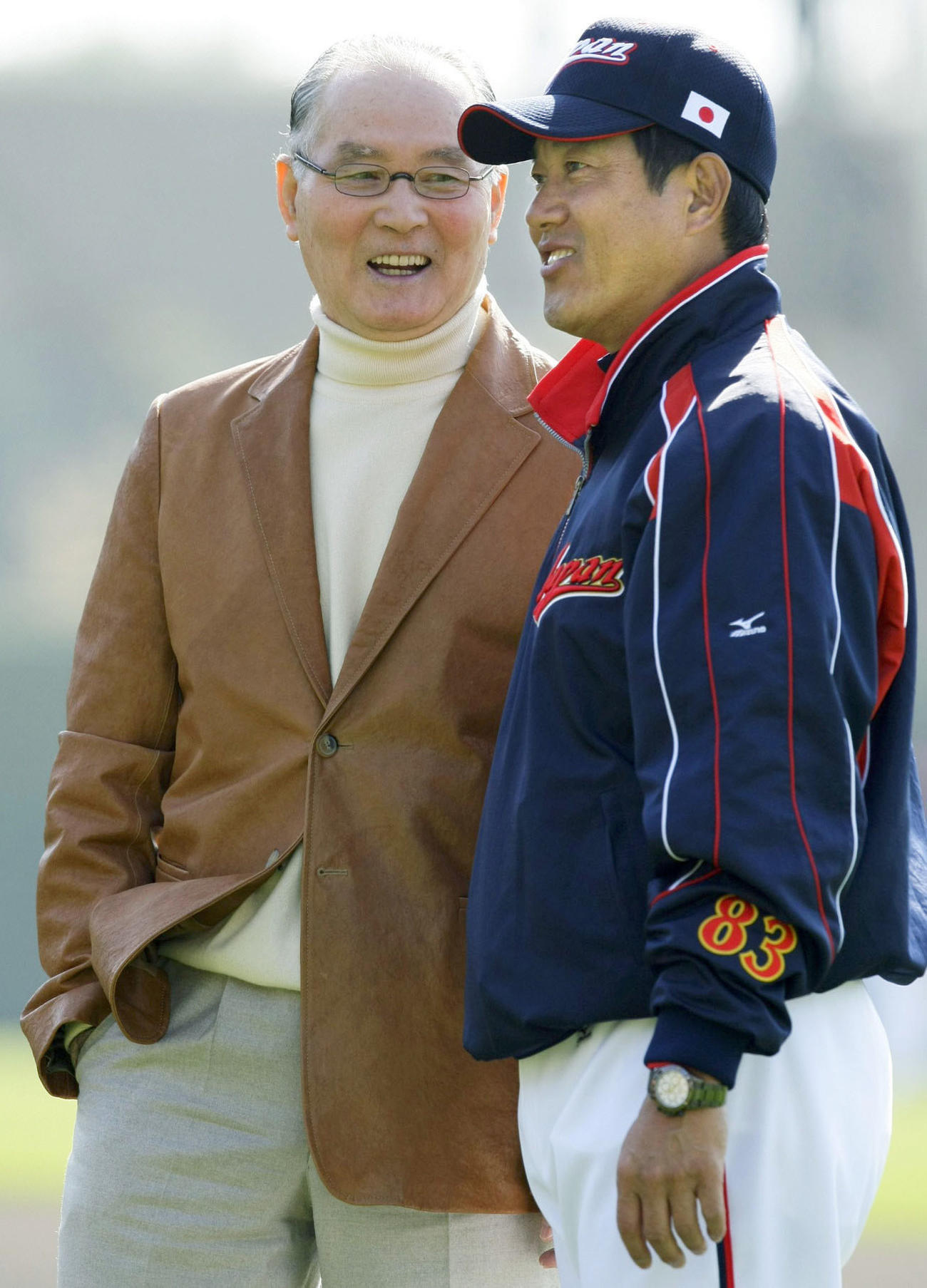 2009年2月、宮崎市で行われているWBC日本代表合宿の激励に訪れ、原辰徳監督（右）と笑顔で話す長嶋茂雄さん（共同）