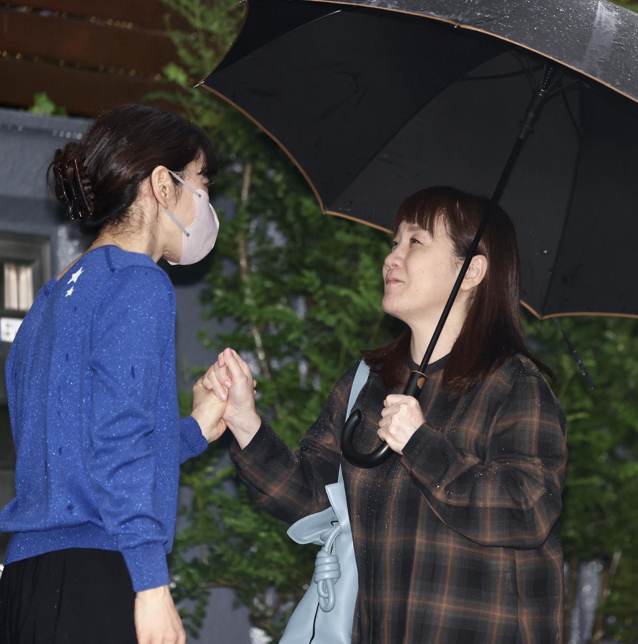 長嶋茂雄さんの自宅を訪れた谷亮子氏（右）と言葉を交わす三奈さん