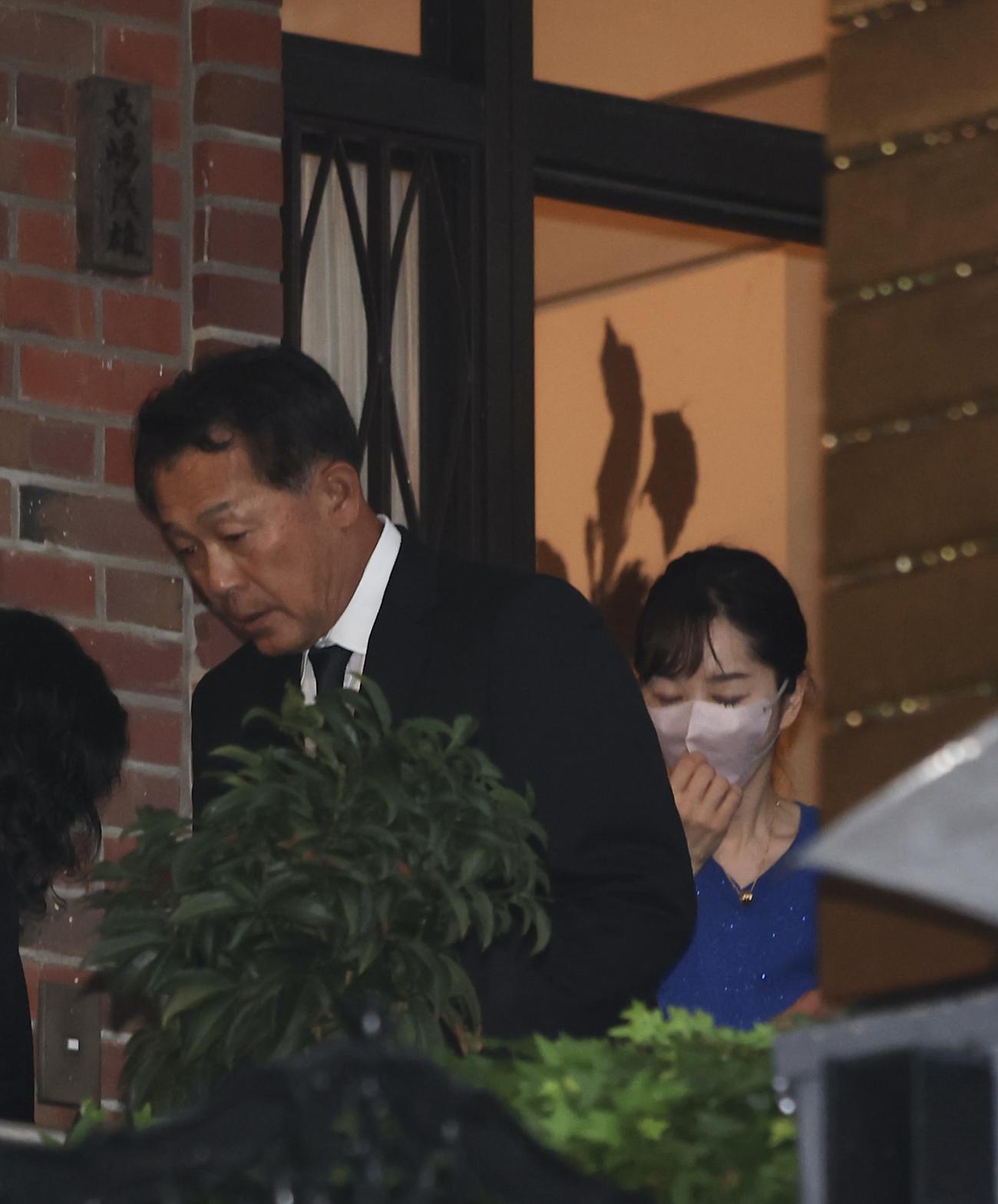長嶋茂雄さんの自宅を訪れる巨人川相2軍野手総合コーチ（左）を見送る三奈さん