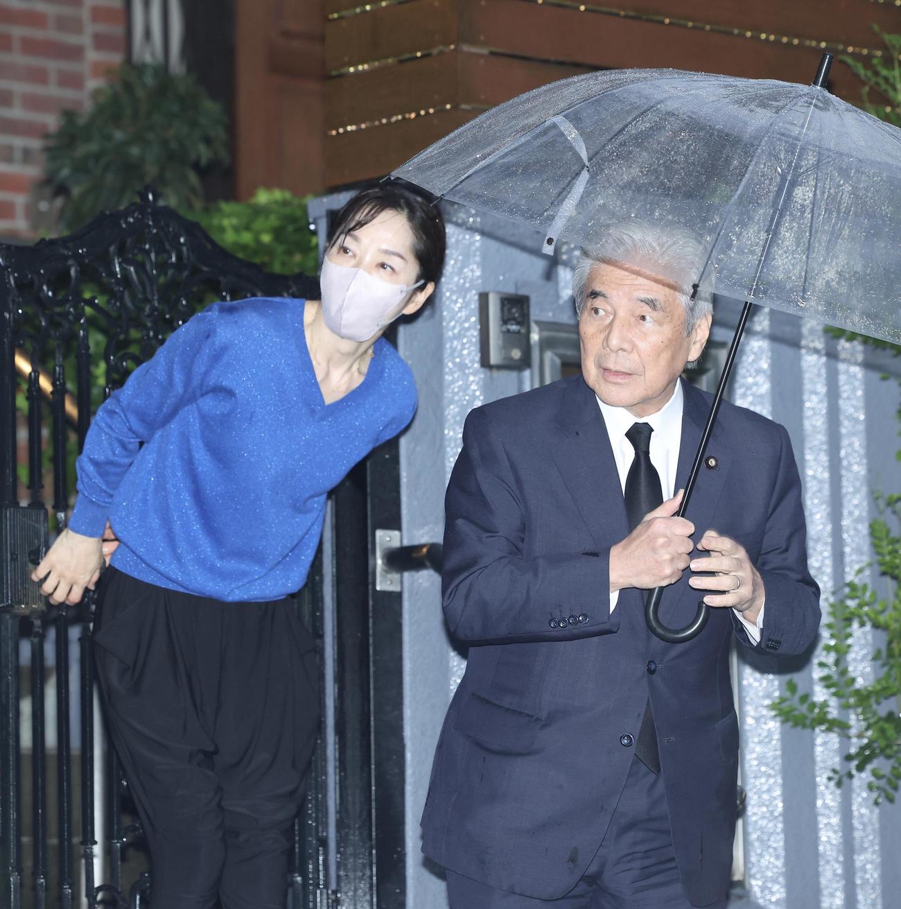長嶋茂雄さんの自宅を訪れる中曽根弘文氏（右）を見送る三奈さん