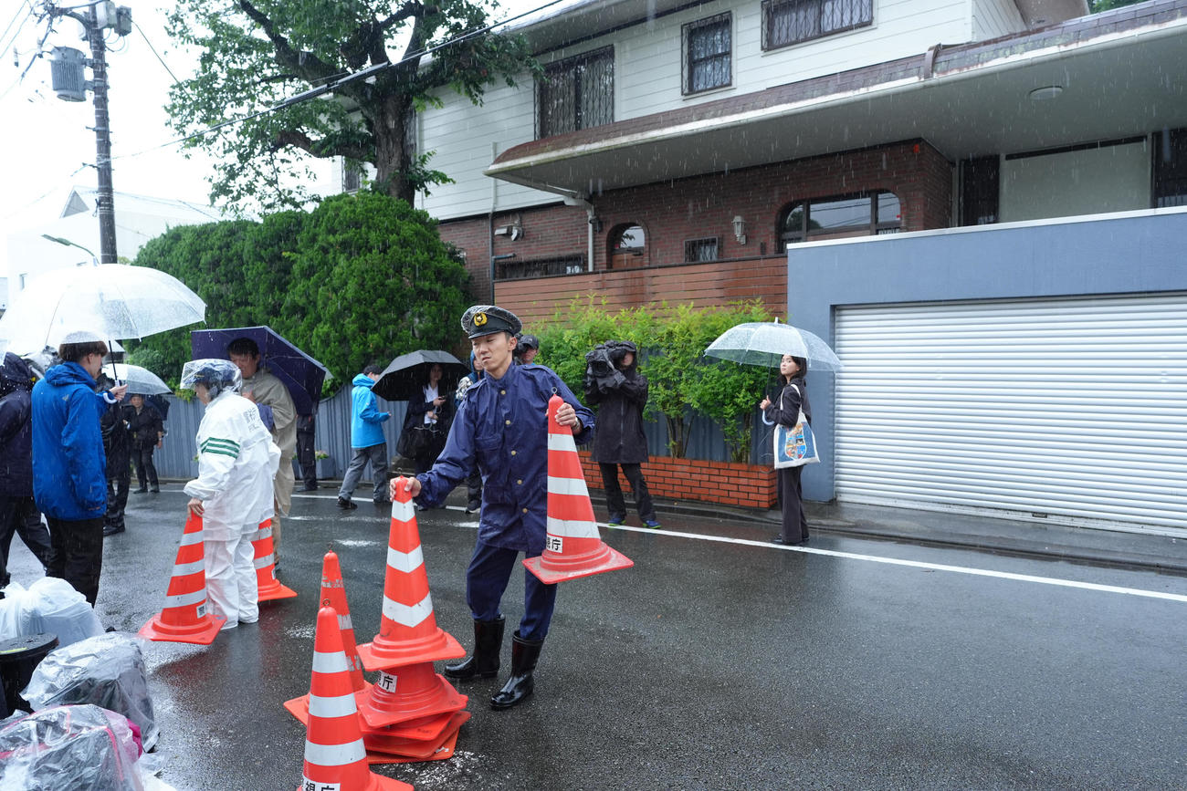 長嶋茂雄さんのご自宅の前を規制する警察官
