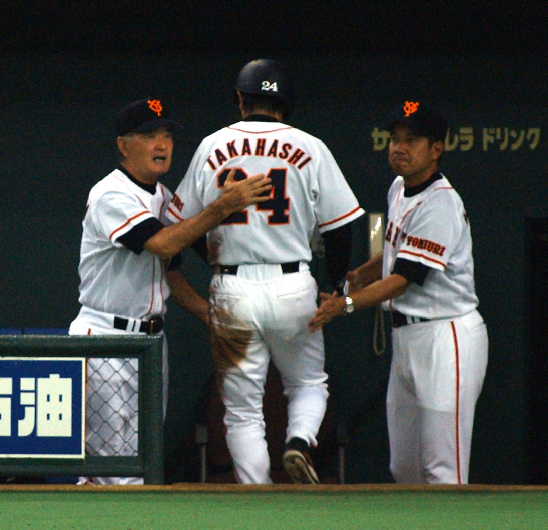 01年8月、生還した高橋由伸を原辰徳コーチと出迎える