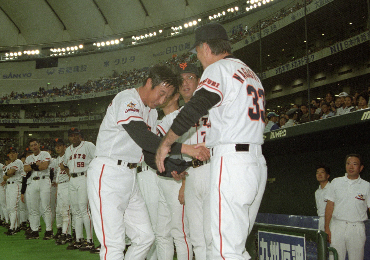 引退する宮本和知は長嶋茂雄監督と抱き合う（1997年9月撮影）