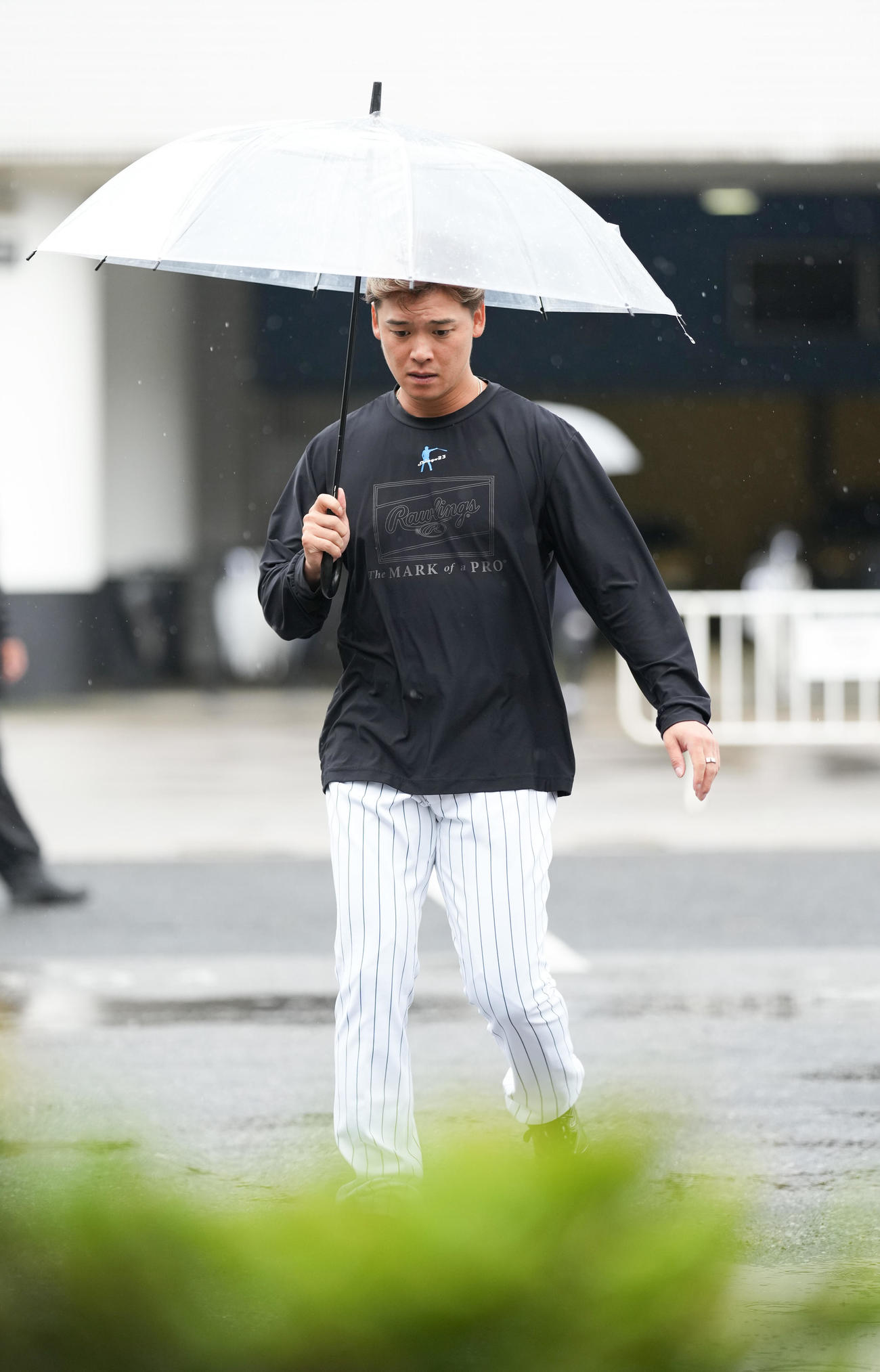 ロッテ対巨人　室内練習場に向かうロッテ石川慎（撮影・鈴木みどり）