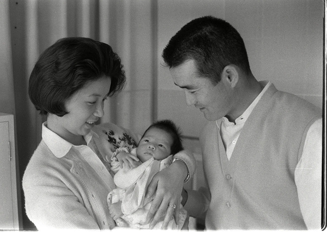 自宅で妻・亜希子さんの抱く長男・一茂くん（66年1月26日生）をあやす長嶋茂雄