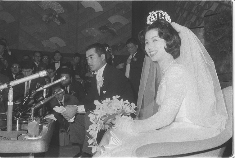 挙式を終えて記者会見する長嶋茂雄（左）と亜希子夫人