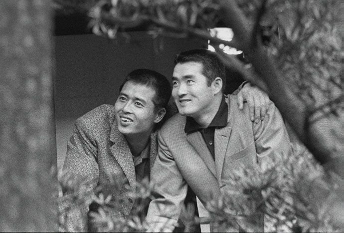 私服でくつろぐ巨人の長嶋茂雄（右）と王貞治