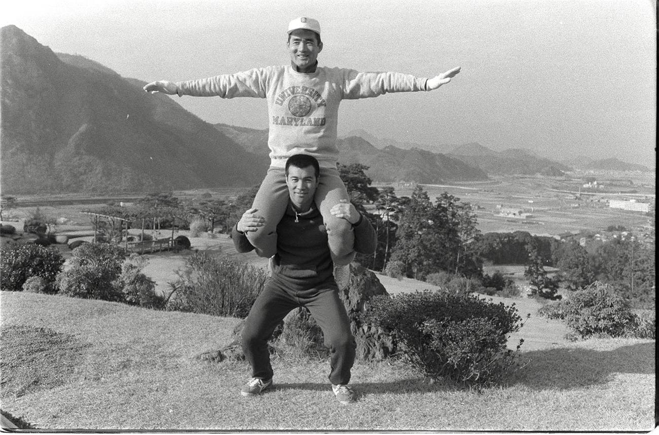 伊豆大仁温泉で自主トレーニングをする柴田勲（下）と長嶋茂雄