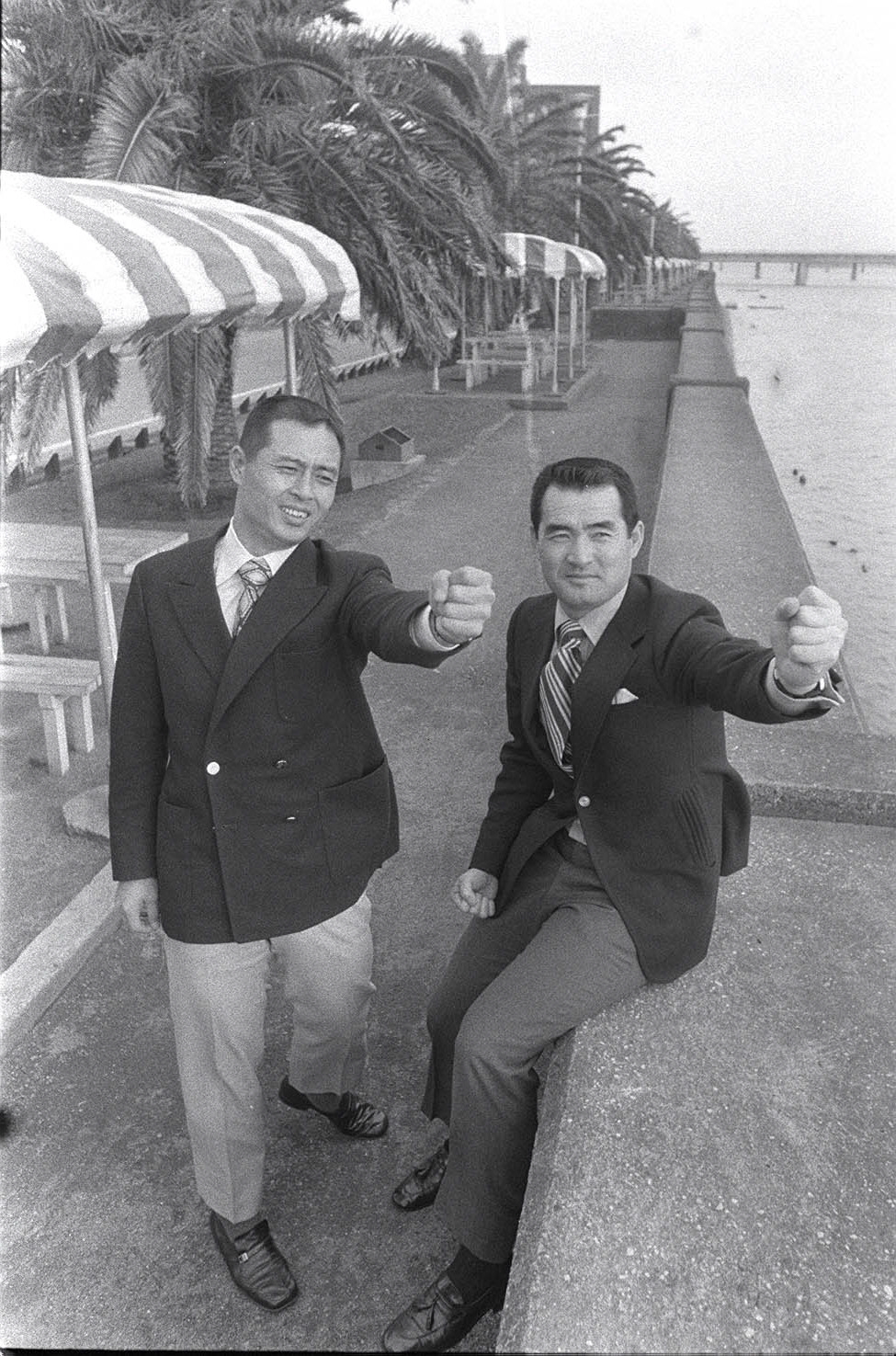 長嶋茂雄（右）と王貞治は大淀川畔でポーズ