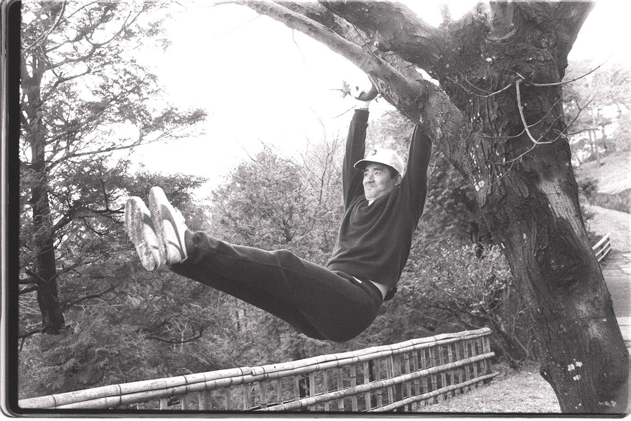 大仁温泉の自主トレーニングで木にぶらさがり、ご機嫌の長嶋茂雄