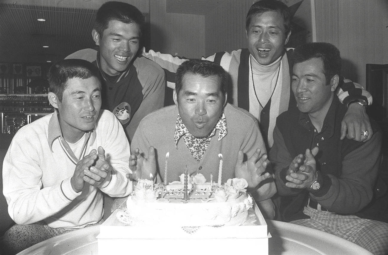 38歳の誕生日を祝ってもらう長嶋茂雄