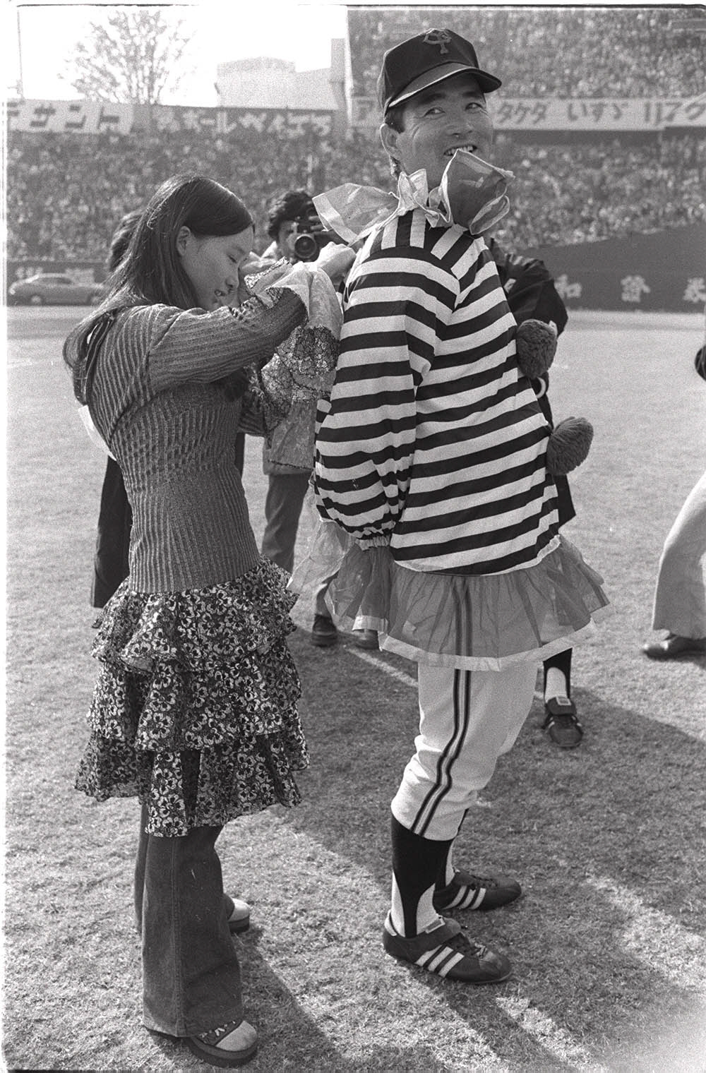 ファン感謝デーでアグネスチャン（左）に衣装を着けてもらう長嶋茂雄