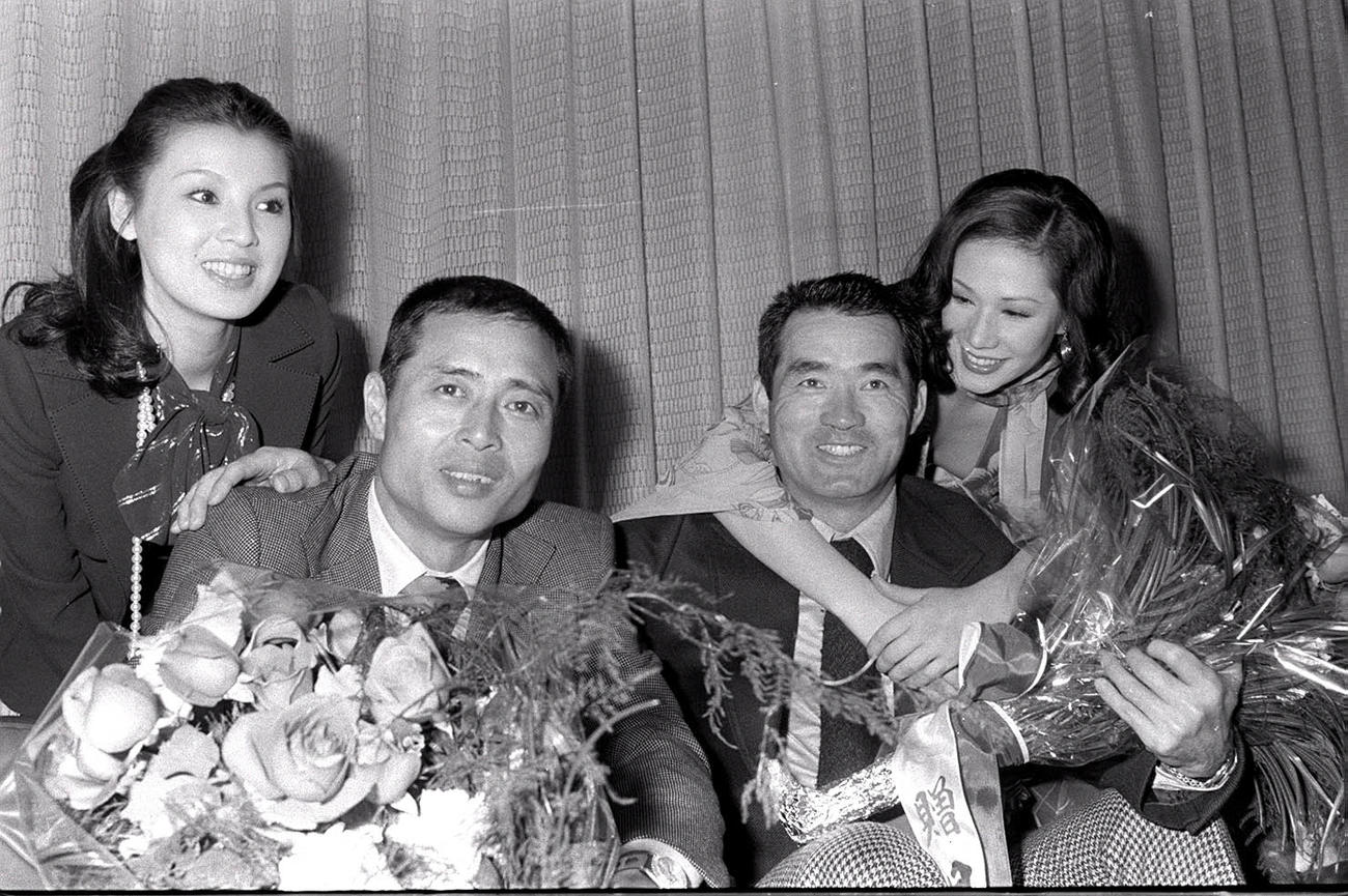 日刊スポーツ年間3賞に選出された王貞治（中央左）と長嶋茂雄（中央右）は篠ひろ子（左）とジャネット八田から祝福を受ける