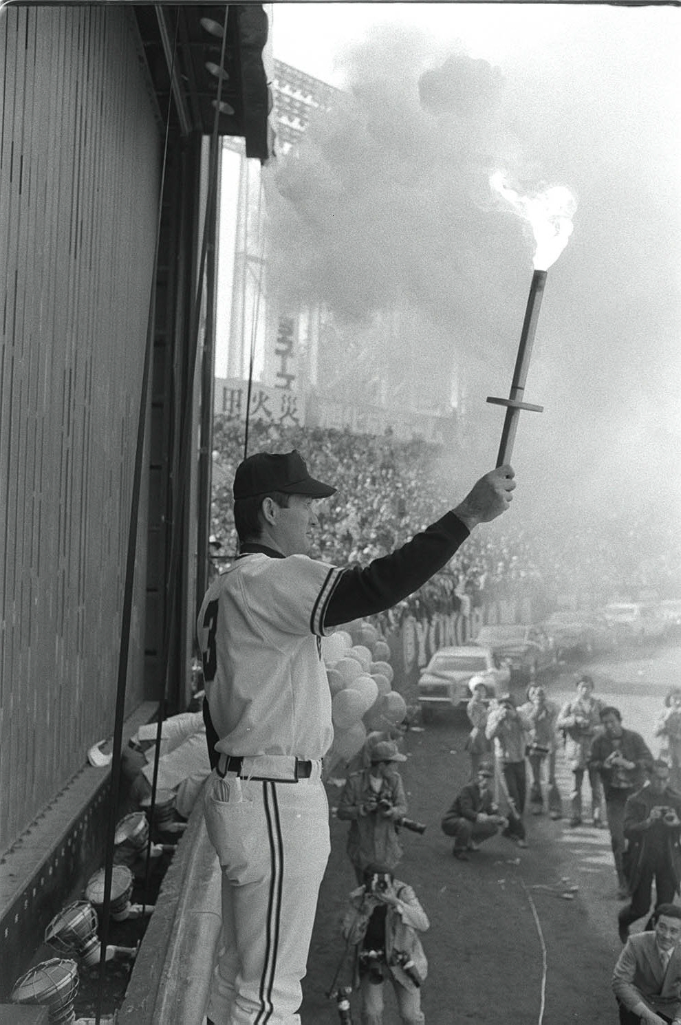 ファン感謝デーで聖火を手にバックスクリーンの前に立つ長嶋茂雄