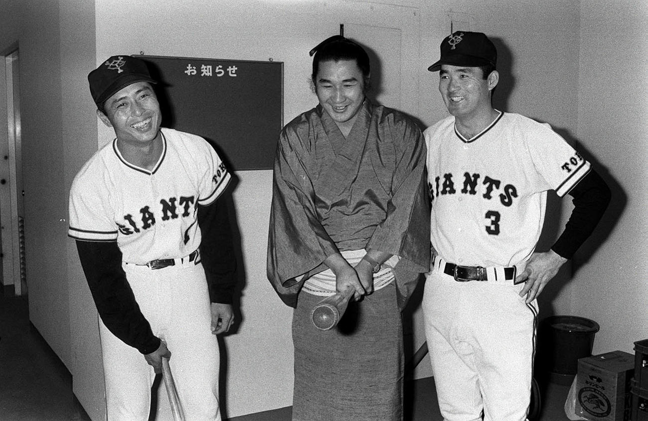大相撲の貴ノ花（中央）と対面する王貞治（左）と長嶋茂雄