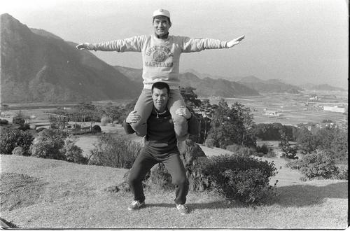 伊豆大仁温泉で自主トレーニングをする柴田勲（下）と長嶋茂雄