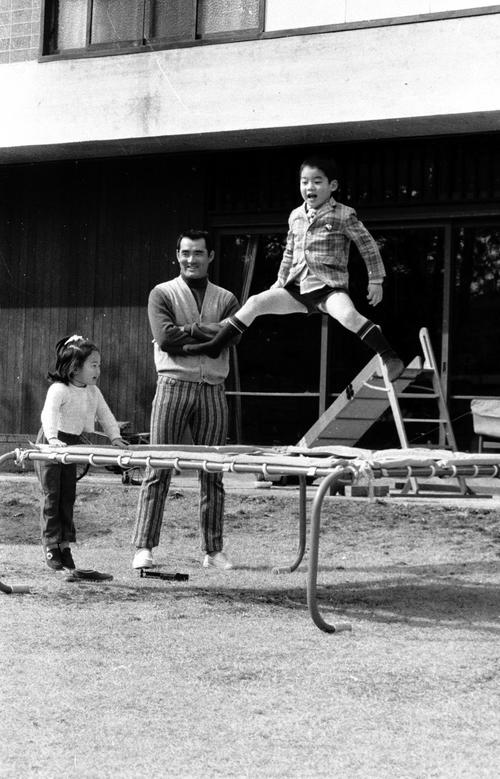 自宅の庭のトランポリンで遊ぶ長男・長嶋一茂くんらと穏やかな時間を過ごす巨人長嶋茂雄