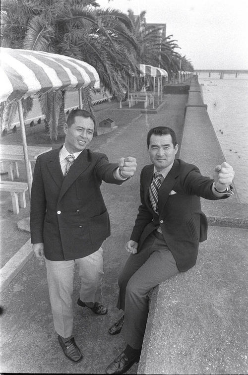 長嶋茂雄（右）と王貞治は大淀川畔でポーズ