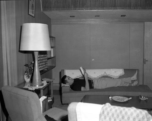 ソファーにごろりと寝ころんで読書する長嶋茂雄