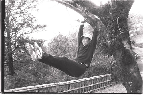 大仁温泉の自主トレーニングで木にぶらさがり、ご機嫌の長嶋茂雄