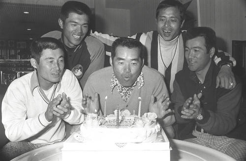 38歳の誕生日を祝ってもらう長嶋茂雄