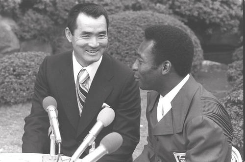 サッカーの神様ペレ（右）とテレビ対談する長嶋茂雄